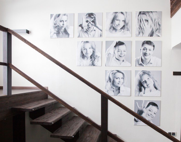 Väggdesign i trapphuset modern-svart-vit-familj-fotografering-foto vägg-trappa