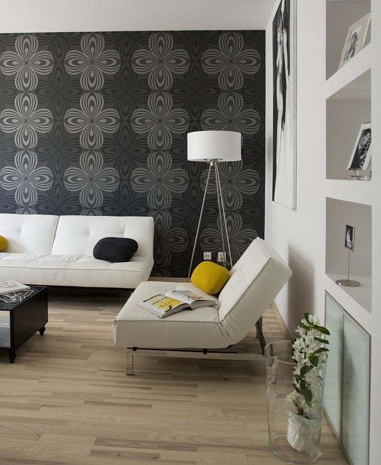väggdesign-vardagsrum-tapeter-antracit-grå-vit-möbler