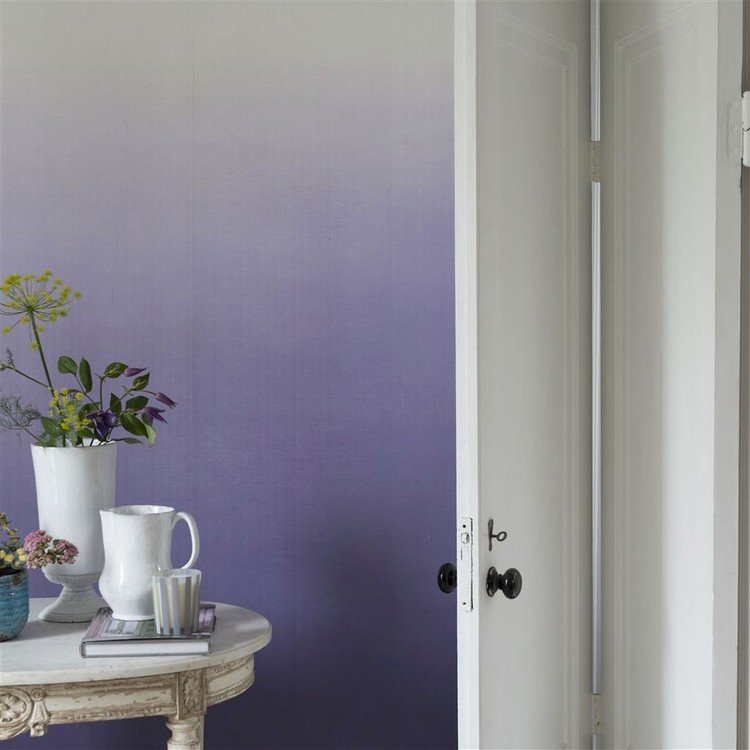 Väggdesign i vardagsrummet tapeter-lila-ombre-effekt-Saraille-Designers-Guild-non-woven tapeter