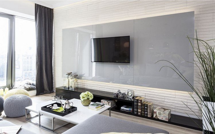 väggdesign-vardagsrum-sten-look-remmar-vita-högglansiga paneler-grå-indirekt-belysning