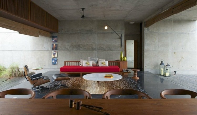 väggdesign-betong-look-trä-accenter-soffa-soffbord-rund