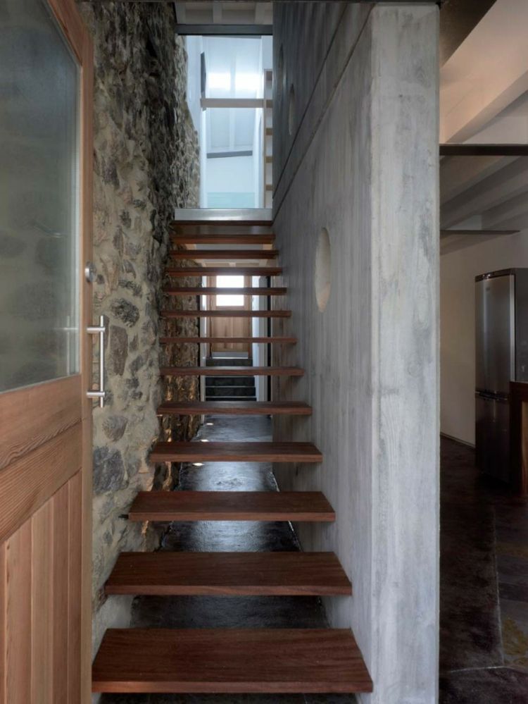 väggdesign-betong utseende-trappa-design-trästeg-sten-vägg-rustik