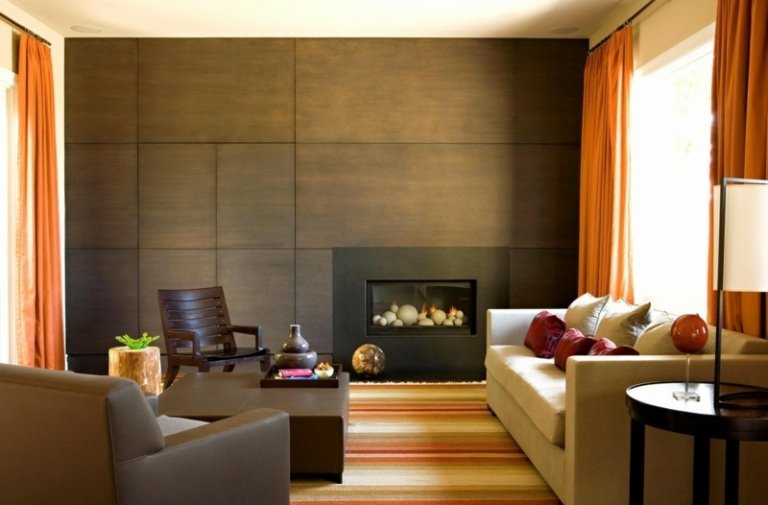 Väggdesign-brun-väggpaneler-målning-mantelpiece-svart-orange-gardiner