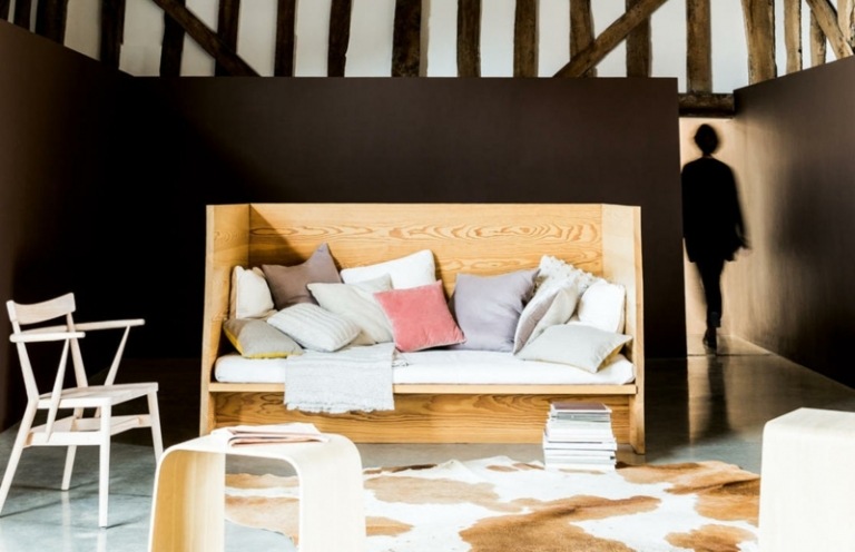 Väggdesign-brun-vardagsrum-ek-soffa-modern lantlig stil