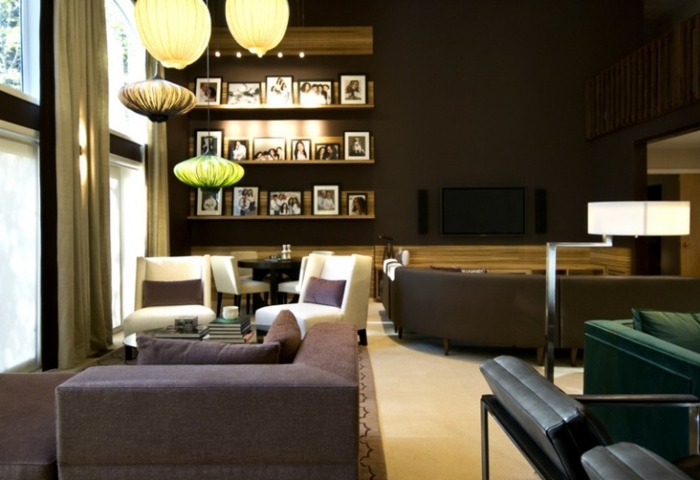 Väggdesign-brun-vardagsrum-modern-stilfullt-möblerad