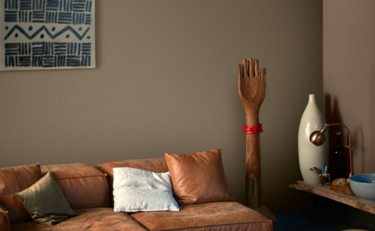Väggdesign-brun-kamel-läder soffa-dekoration-idéer