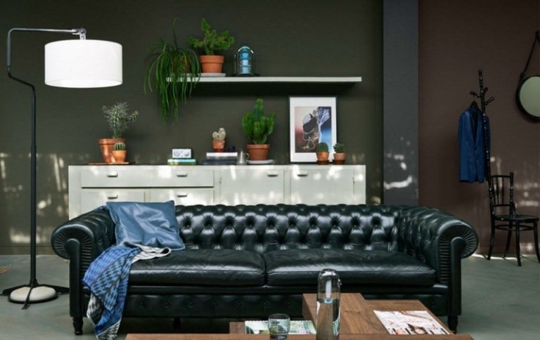 Väggdesign-brun-olivfärg-svart-Chesterfield-soffa