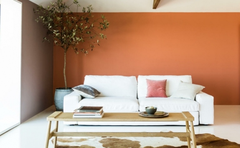 Väggdesign-brun-vardagsrum-orange-färg-kombinera