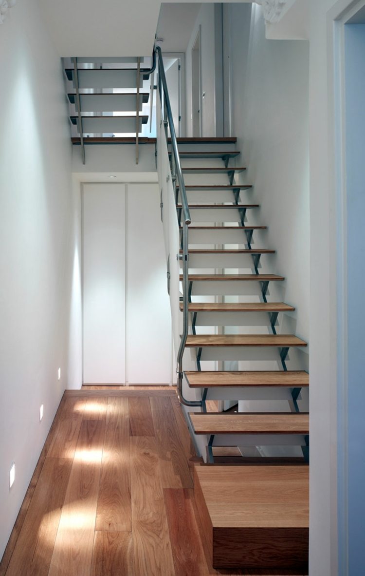 trägolv-vägg-design-vit-trappa-rostfritt stål-7