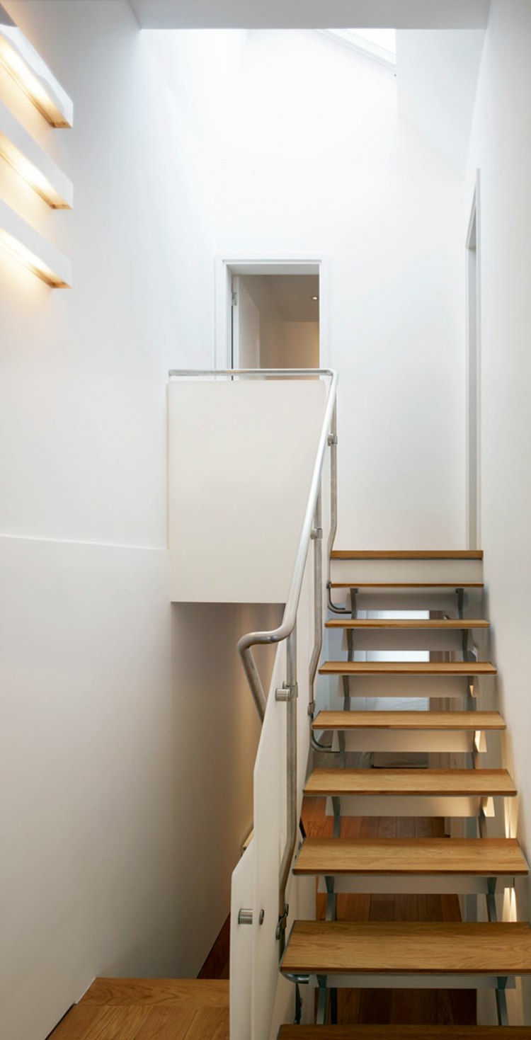 trappa-trä-rostfritt stål-vit-vägg-färg-9