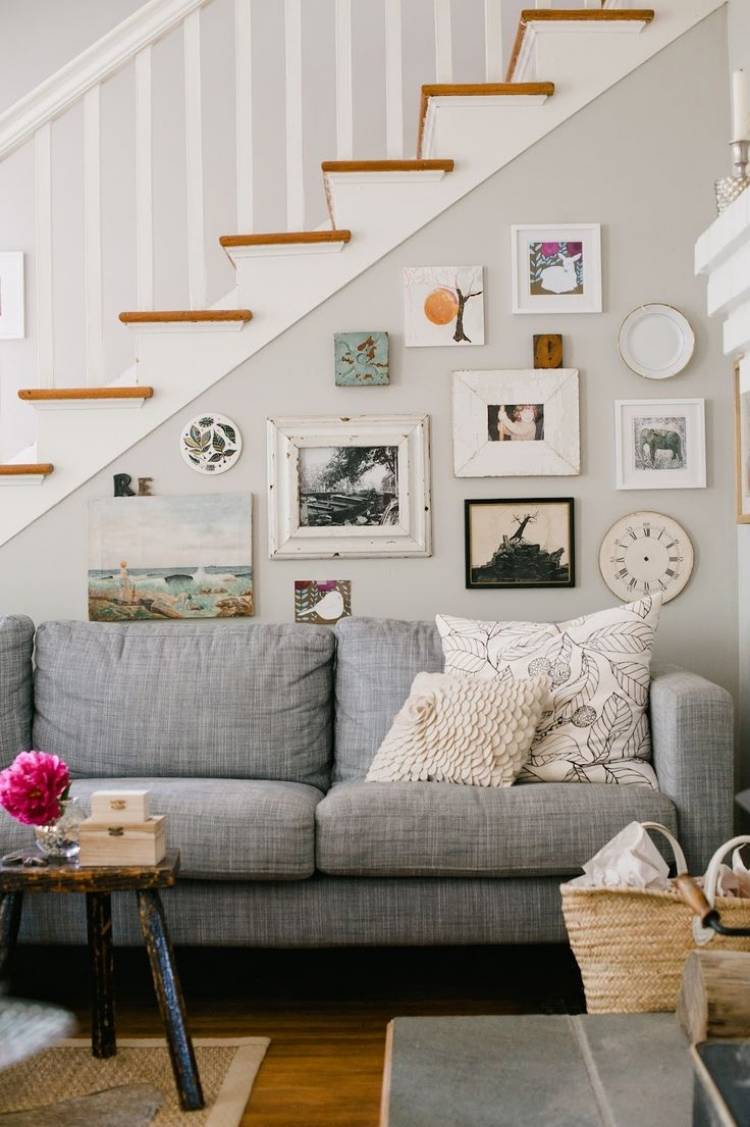Väggdesign med bilder-vardagsrum-grå-vägg-under-trappor