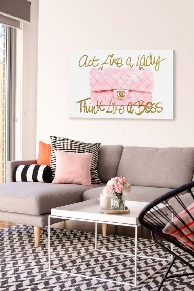 väggdesign-vardagsrum-feminin-rosa-grå-vit-kombination-väggmålning