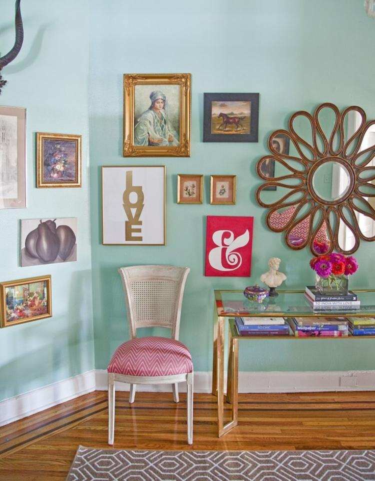 vägg-design-bilder-vardagsrum-mint-grönt-vägg-färg-gyllene-bild-ramar
