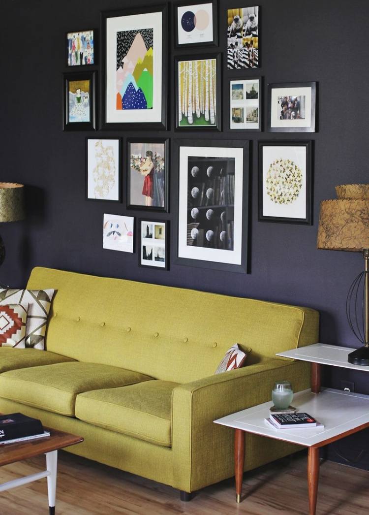 vägg-design-bilder-vardagsrum-antracit-grå-vägg-färg-gul-soffa