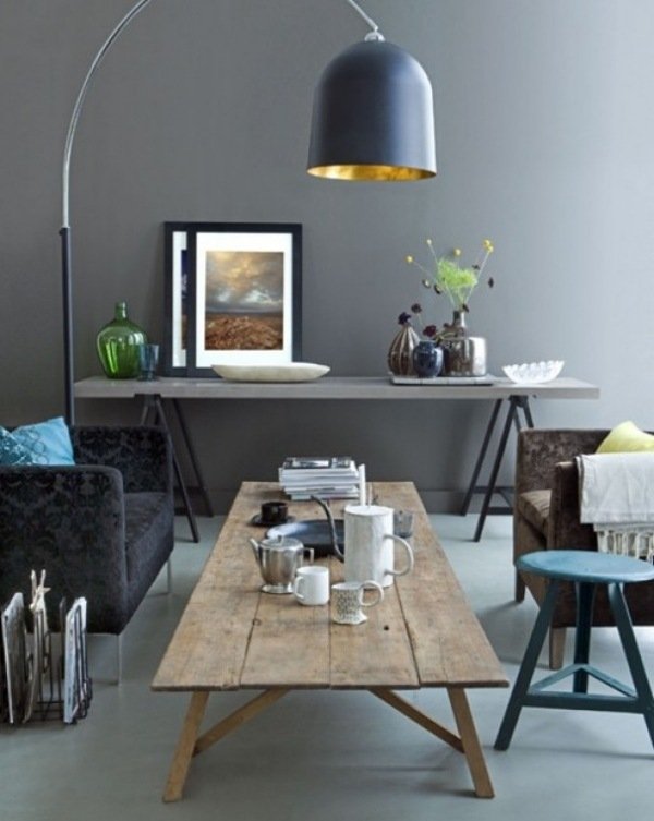 vardagsrum trendigt bord trä rustik dekoration hängande lampa inredning väggdesign duva grå matta ljus