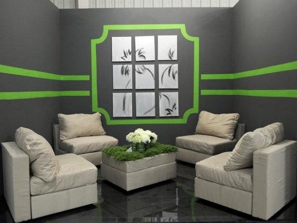vardagsrum grå moderna kontrastfärger soffor pall gröna ränder väggklistermärken inredning alternativ golvbeläggning glänsande mörkt