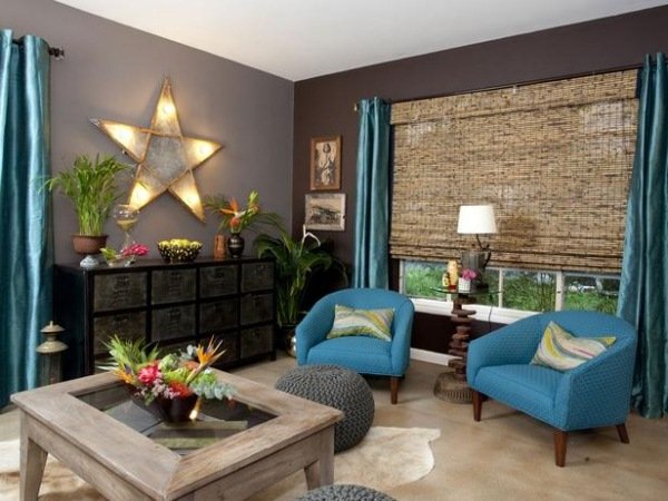 Inredning vardagsrum alternativ trendig azurblå turkos vägg design möbler soffor gardiner belysning exotiska