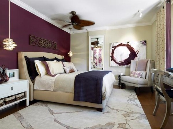 sovrum modern väggfärg lila vit kontrastfärger accenter matta vita alternativ golv belysning dekorativa element