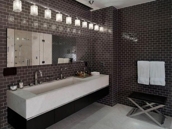 badrum trendigt handfat tvättställ integrerad vägglampa väggbeklädnad spegel mörkbruna keramiska plattor