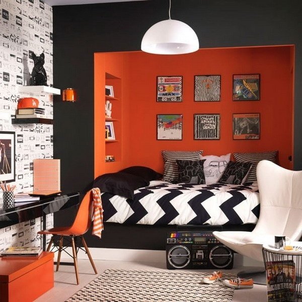 modernt sovrum askgrå orange väggklistermärke golvbeläggning kontraster accenter stol bilder hängande lampa