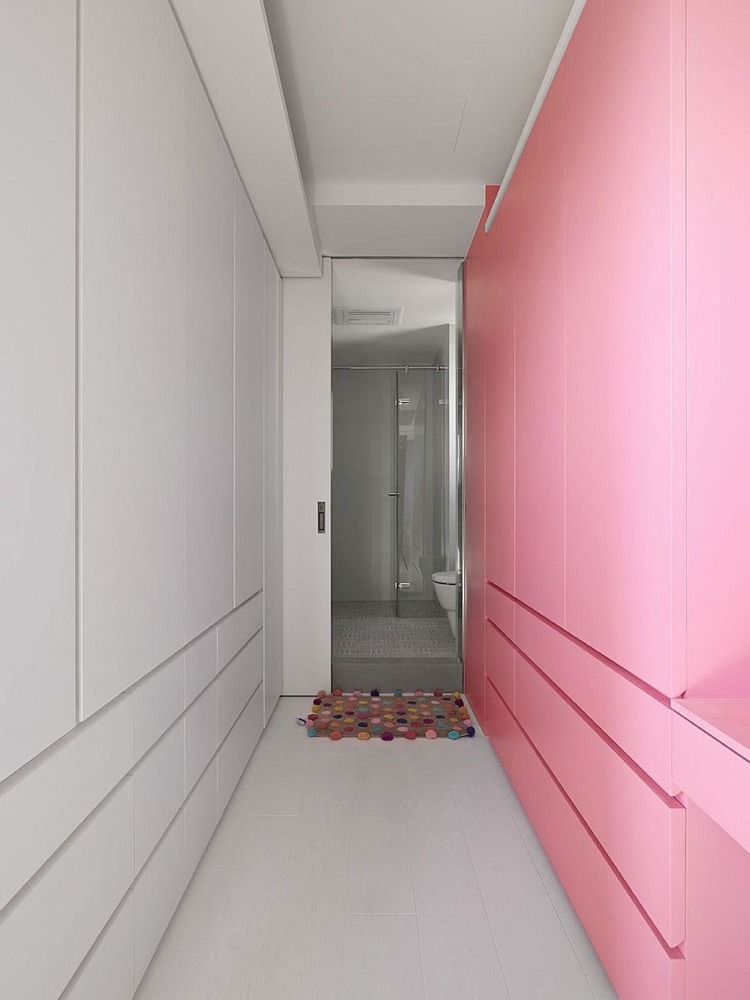 Väggdesign med färg-accentfärg-rosa-rosa-badrum-modern glasdörr
