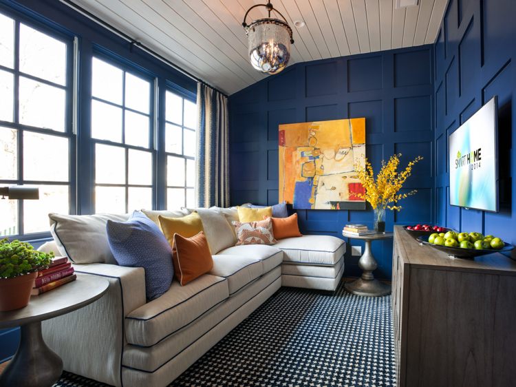 Väggdesign med färg-accent färg-blå-vardagsrum-mysig-kudde-konst-bild