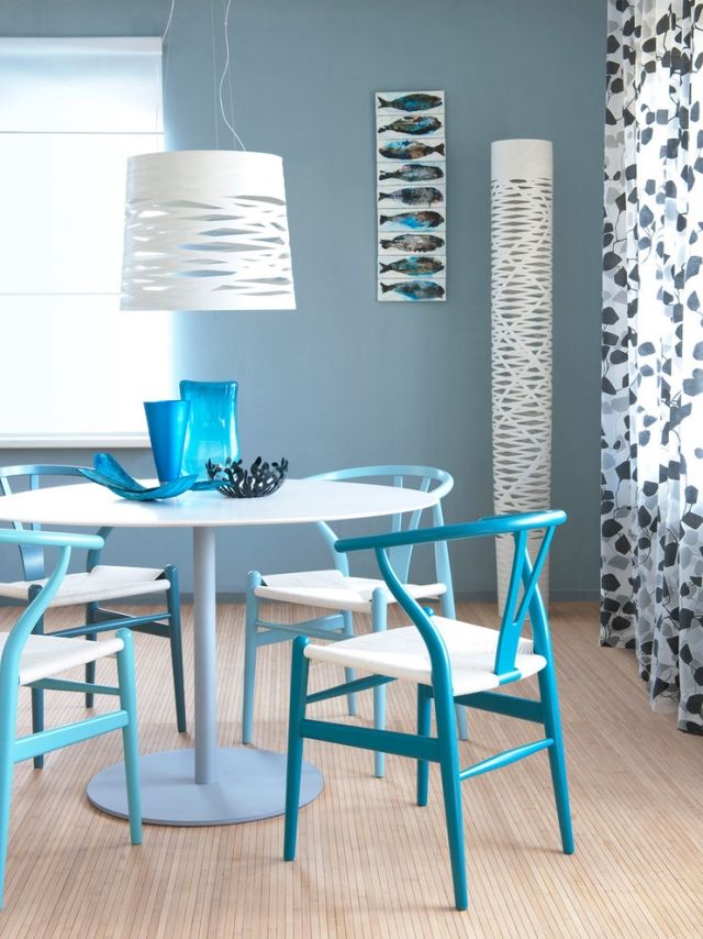 levande-idéer-vägg-design-med-färg-ljusblå-matsal-stolar-turkos