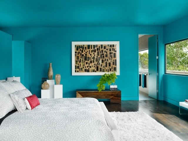 kobolt-blå-sovrum-väggar-målning-vita sängkläder