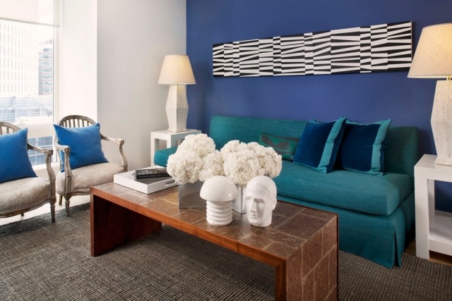 inredning-med-färg-kobolt-blå-turkos-vardagsrum-soffbord-trä