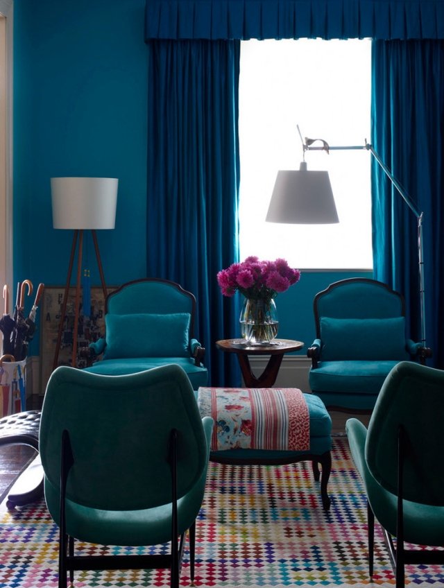 väggdesign-med-färg-blå-mörk-möbler-art-deco-inspirerad-interiör