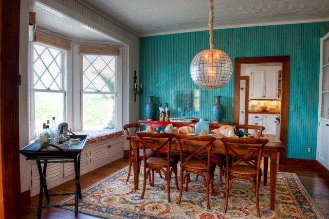 exotiska färger-interiör-turkos-blå-vägg-design-matsal-massiva trämöbler