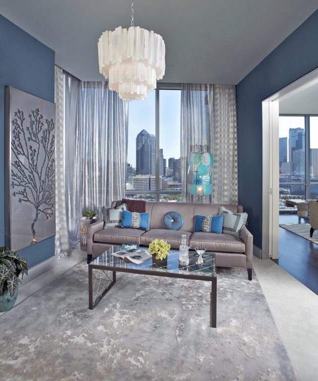 vardagsrum-vägg-design-med-färg-blå-nyanser av blå-elegant-dekoration
