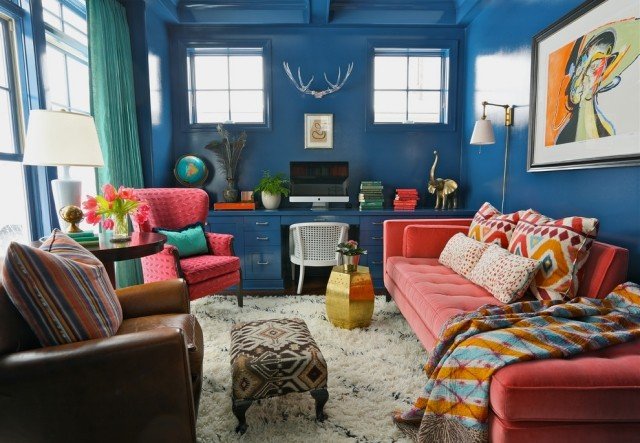 vardagsrum-väggar-mörkblå-målning-eklektisk-möbel-mix