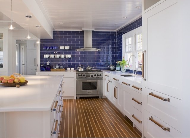 modernt-vitt-kök-bak-vägg-blå-kakel-förmedla-optiskt-djup