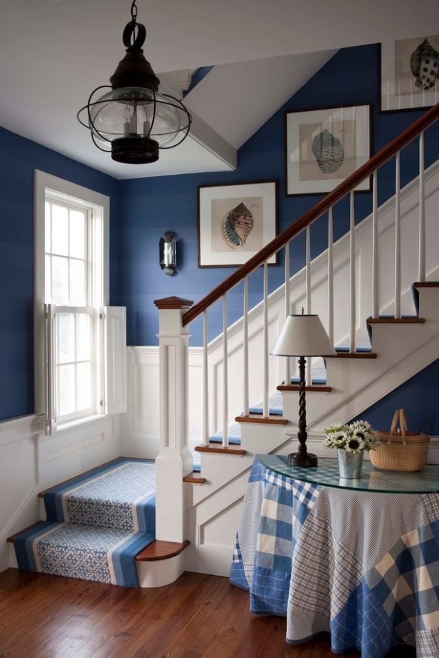 Hall-vägg-design-med-färg-blå-nyanser-ljus-vit