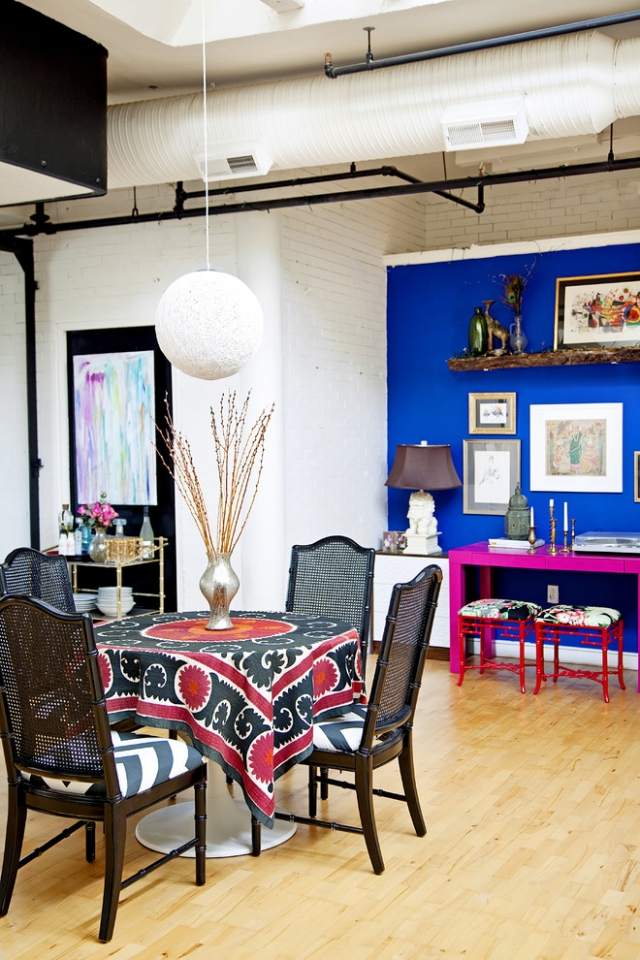 industri-chic-vardagsrum-öppen-vägg-design-ljus-blå-eklektisk
