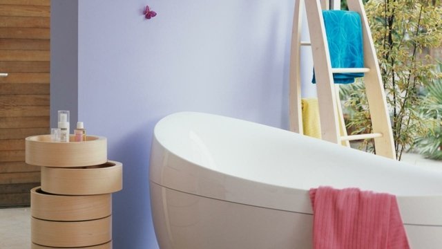 Badrum väggfärg trävägg badkar