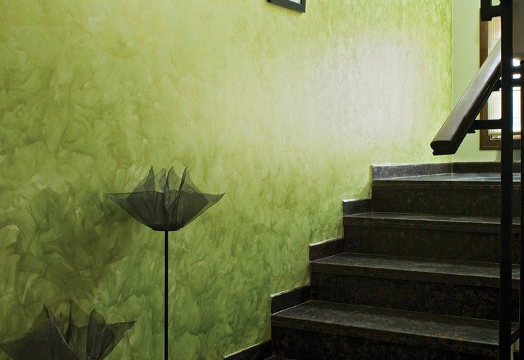 Väggdesign med spatelteknik färgad-grön-trappor-vägg-kreativt-design