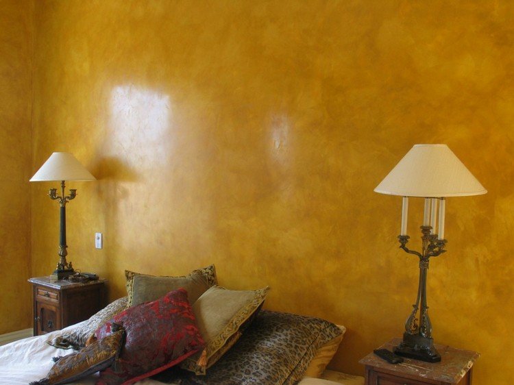vägg-design-spatel-teknik-färgglad-vägg-sovrum-gul-orientalisk