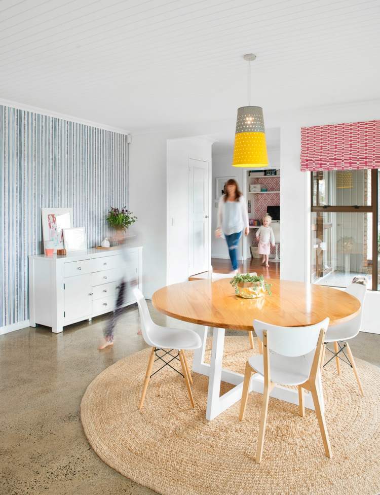 vägg-design-tapeter-matsal-ränder-modern-rund-matta-matbord
