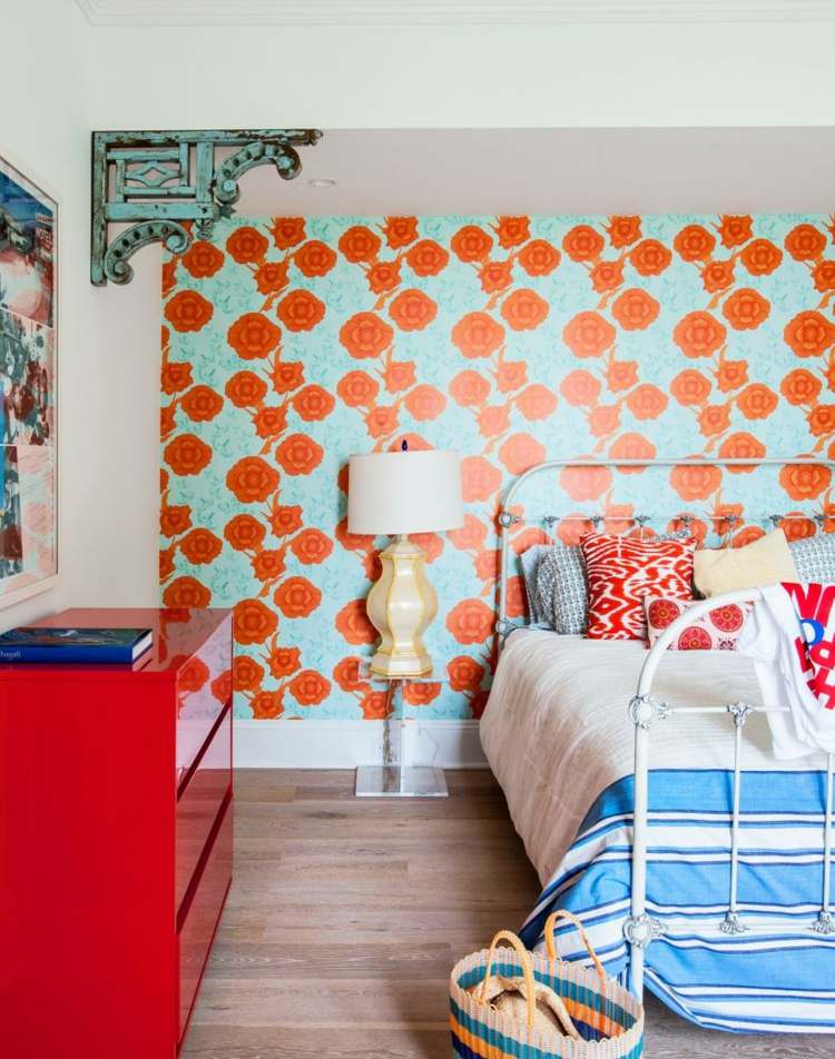 vägg-design-med-tapeter-ljusblå-orange-blommor-sovrum-idé
