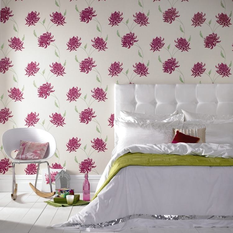vägg-design-sovrum-idéer-vit-ljus-tapeter-blommor-mönster-lila