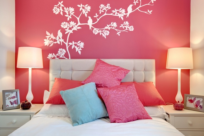 rosa-vägg-med-vita-motiv-växter