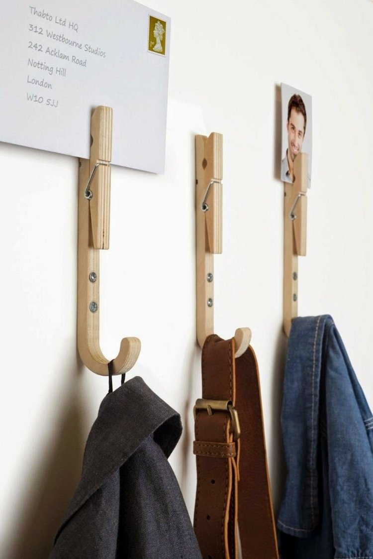 väggkrok-liten-hall-diy-idé-trä-klädnypor-brevhållare