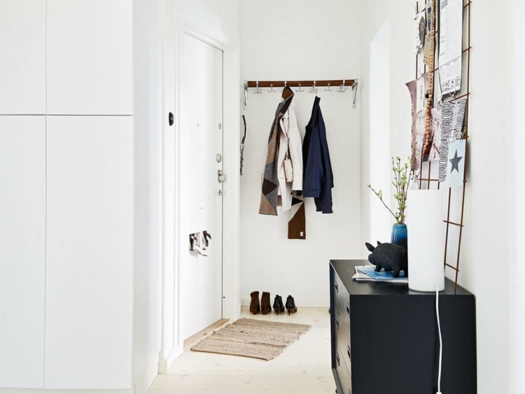 väggkrok-liten-korridor-enkel-modern-svart-möbel-vit-väggfärg
