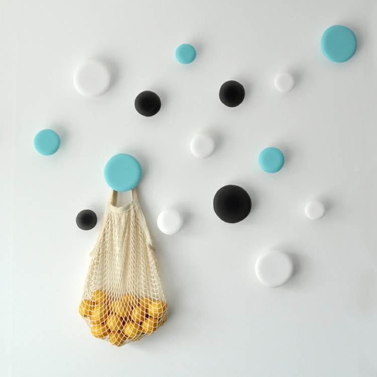 väggkrok-liten-hall-rund-design-modern-vit-svart-ljusblå