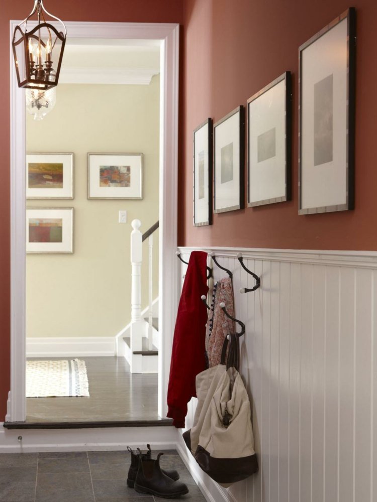 väggkrokar-liten-korridor-klassisk-hall-väggpanel-röd-väggfärg