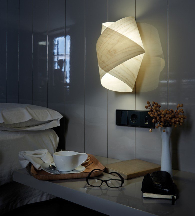 Vägglampa-trä-modern-futuristisk-sovrum-sänglampa