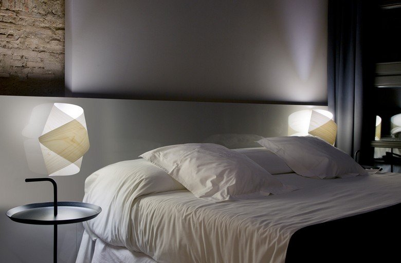 Vägglampa-trä-sovrum-modern-design