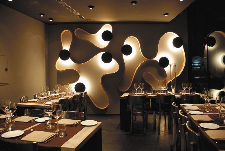 Vägglampa-trä-väggdekoration-restaurang-idéer-modern